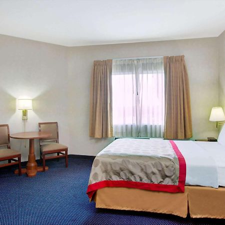 Отель Ramada By Wyndham Hawthorne/Lax Экстерьер фото