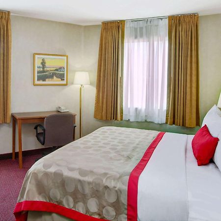 Отель Ramada By Wyndham Hawthorne/Lax Экстерьер фото