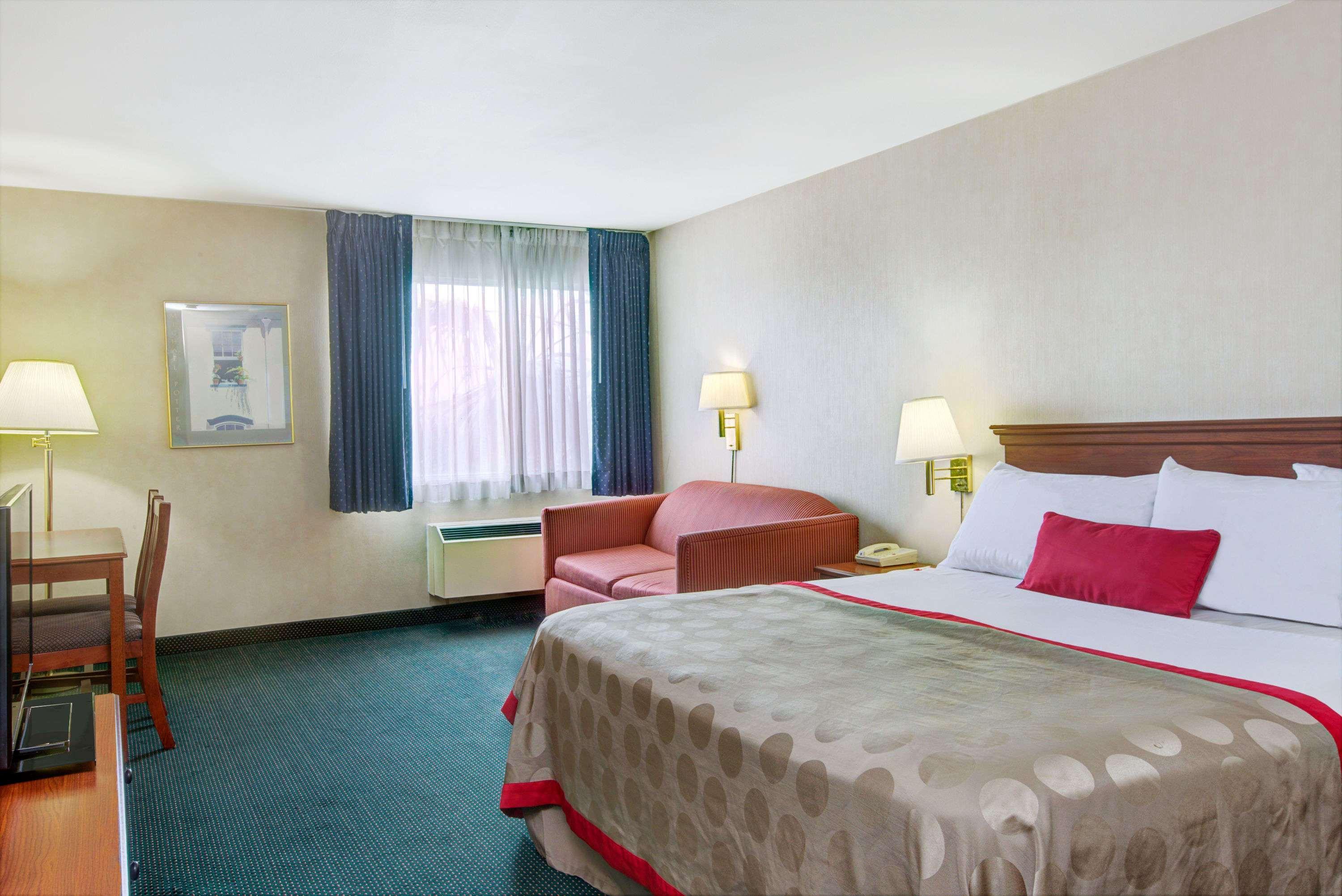 Отель Ramada By Wyndham Hawthorne/Lax Экстерьер фото