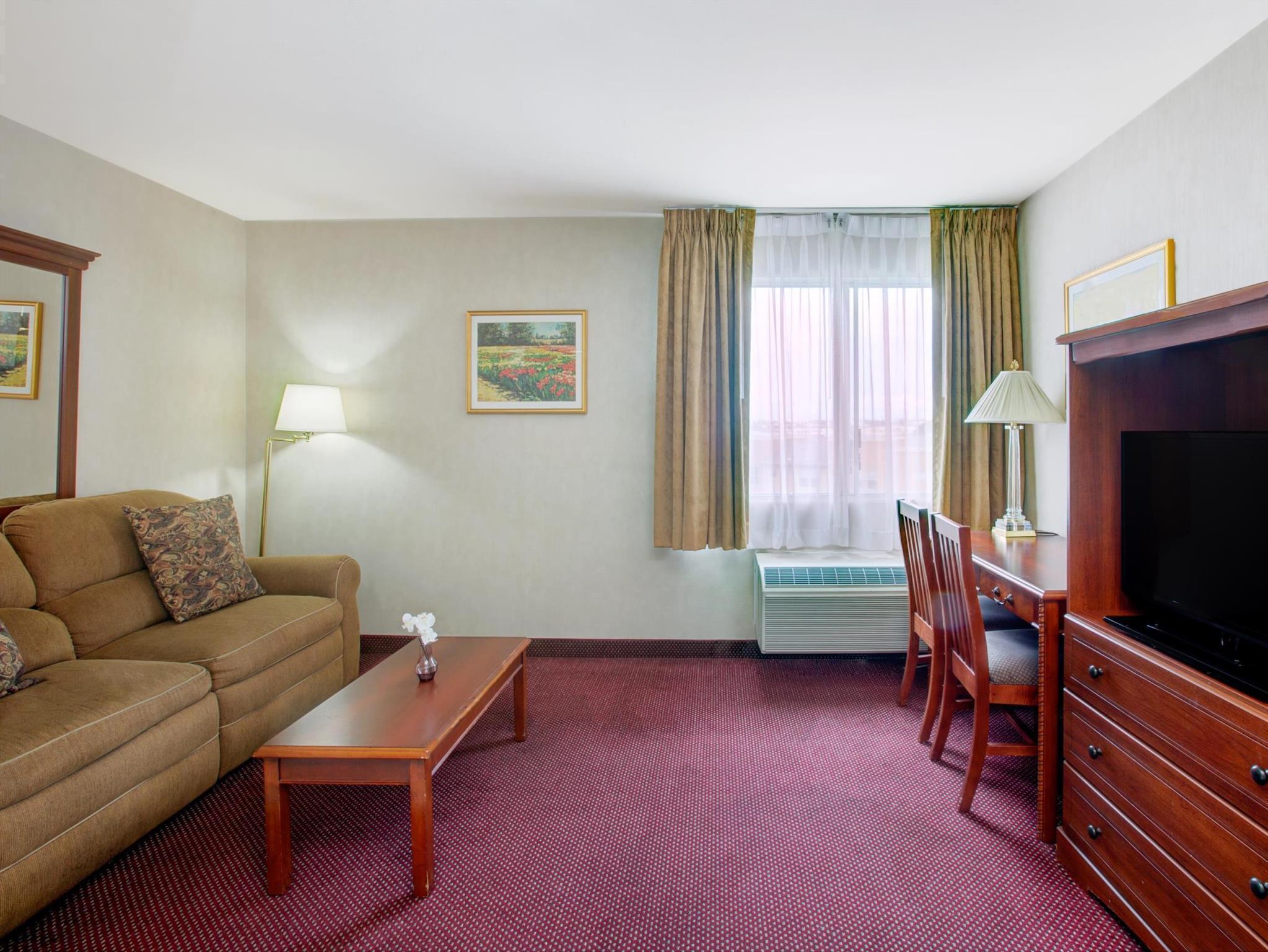 Отель Ramada By Wyndham Hawthorne/Lax Экстерьер фото