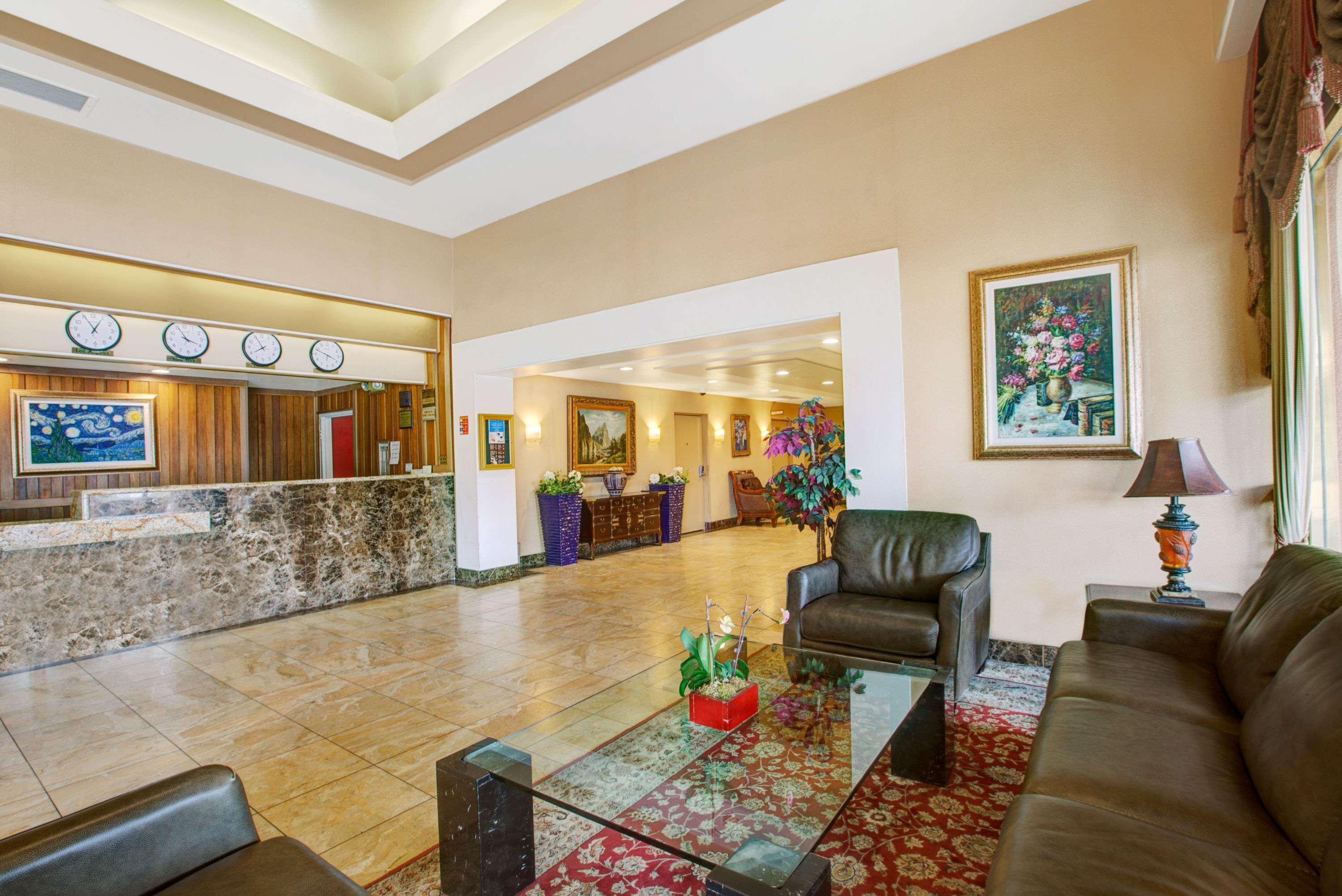 Отель Ramada By Wyndham Hawthorne/Lax Экстерьер фото