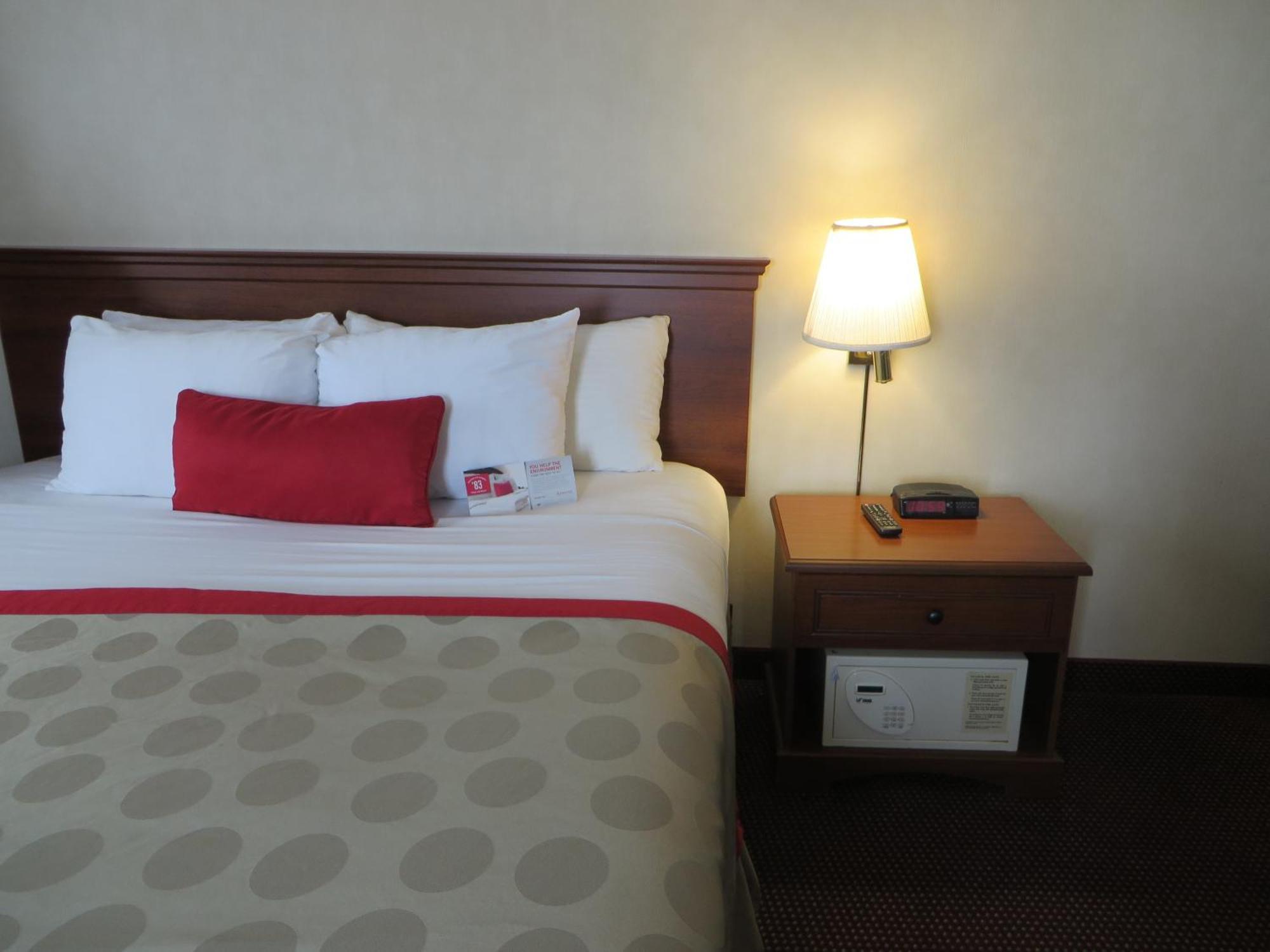 Отель Ramada By Wyndham Hawthorne/Lax Номер фото